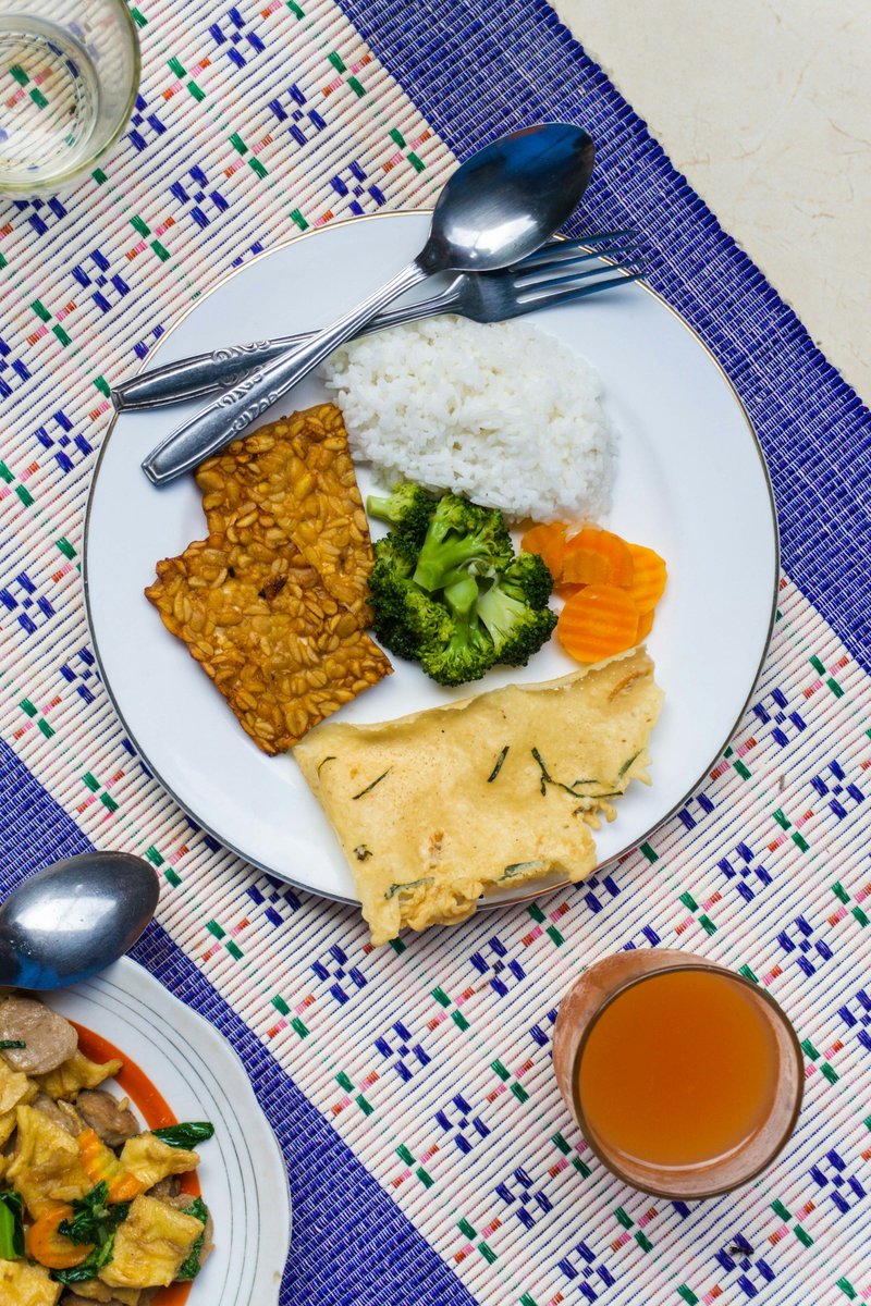 Assiette vue du dessus avec tempeh doré, omelette, riz et brocoli